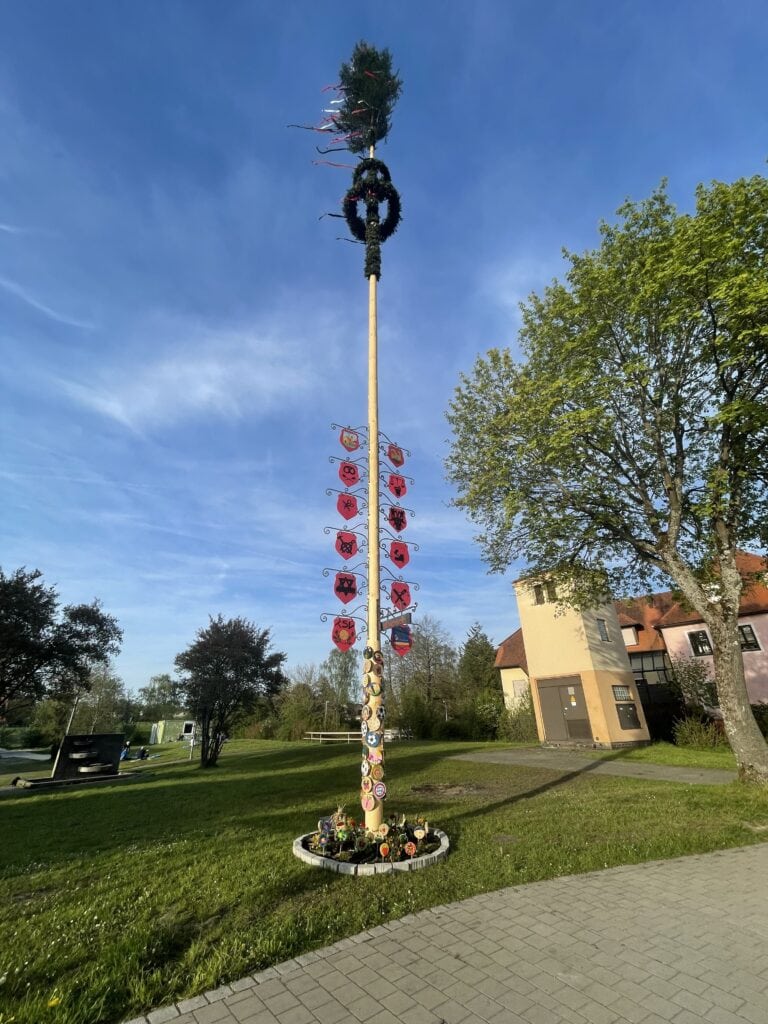 Auch in Mittelfranken gibt es schöne Maibäume. Hier der Maibaum der Gemeinde Mönchsroth
